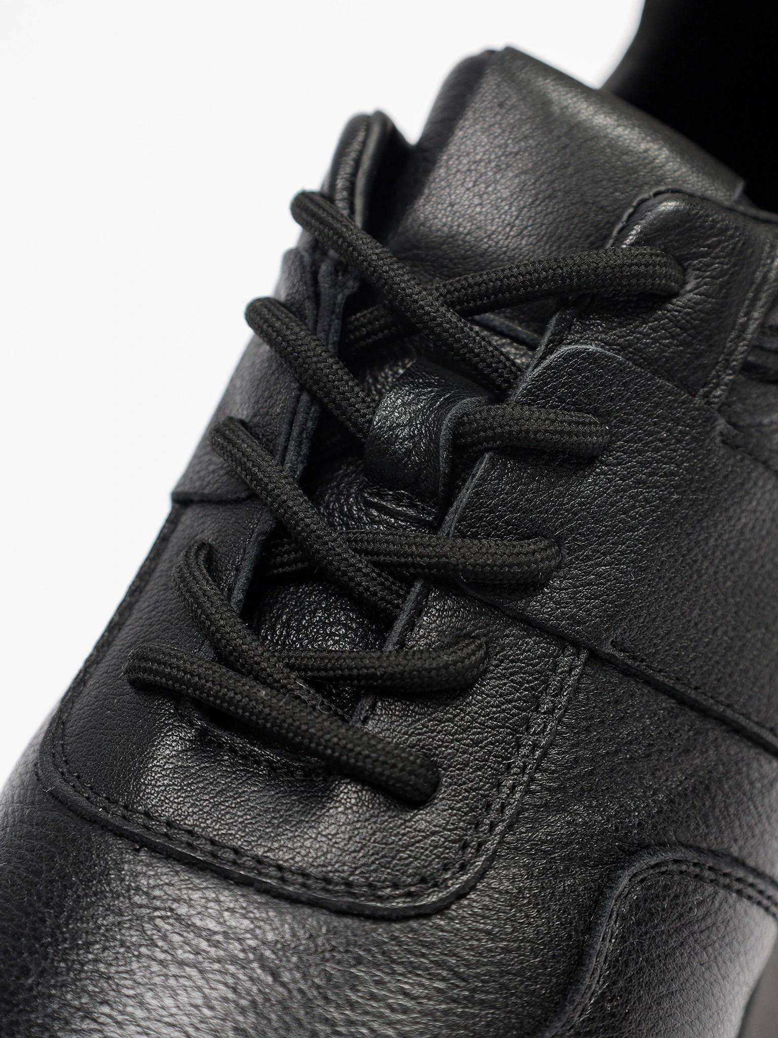 Кроссовки черного цвета на низкой рельефной подошве